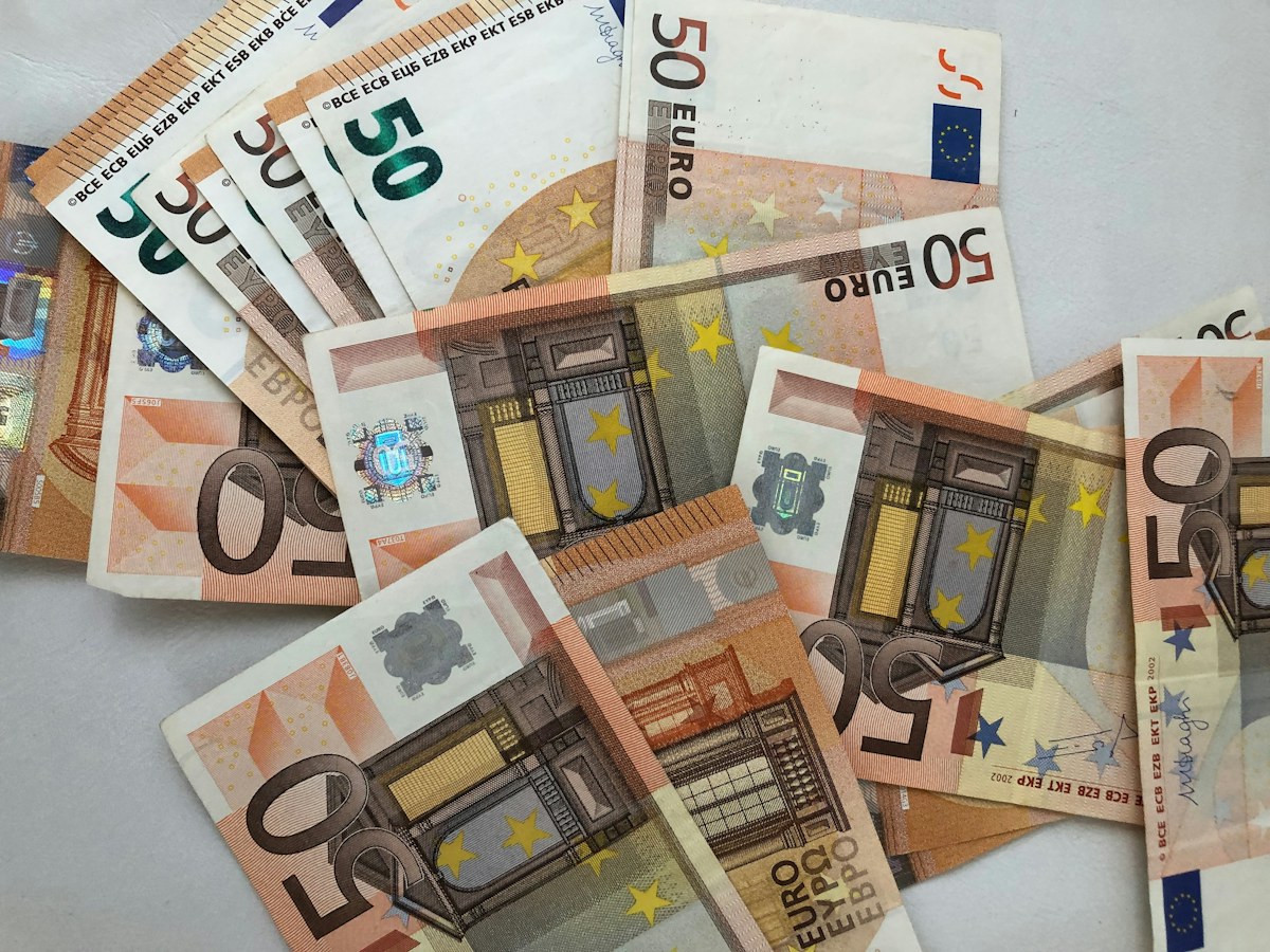 Banconote in euro, immagine per approfondimento su liquidità e BTP